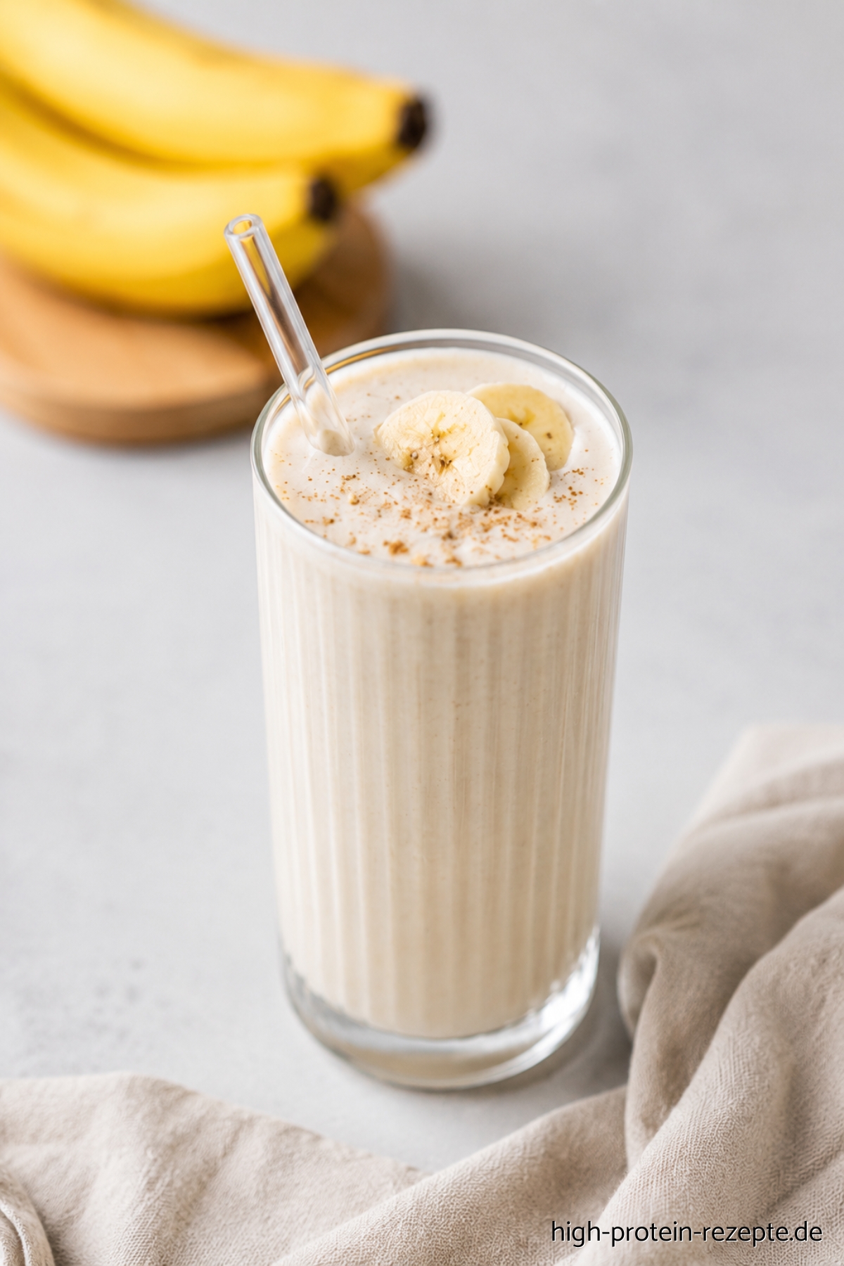 Wenn es schnell gehen muss: Dieser cremige Protein-Shake aus Banane und Skyr liefert 40 g Eiweiß – sättigend und lecker zum Frühstück oder nach dem Training.