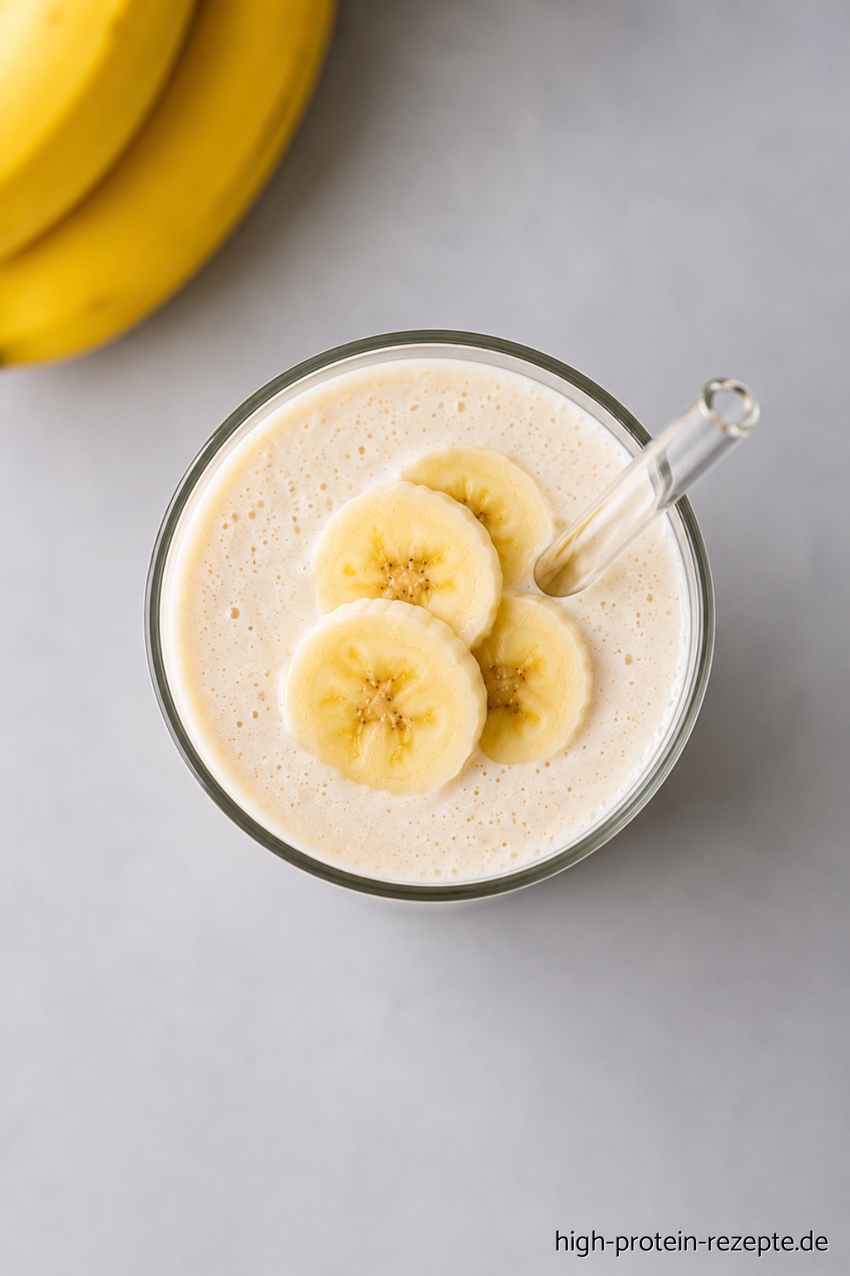 Wenn es schnell gehen muss: Dieser cremige Protein-Shake aus Banane und Skyr liefert 40 g Eiweiß – sättigend und lecker zum Frühstück oder nach dem Training.