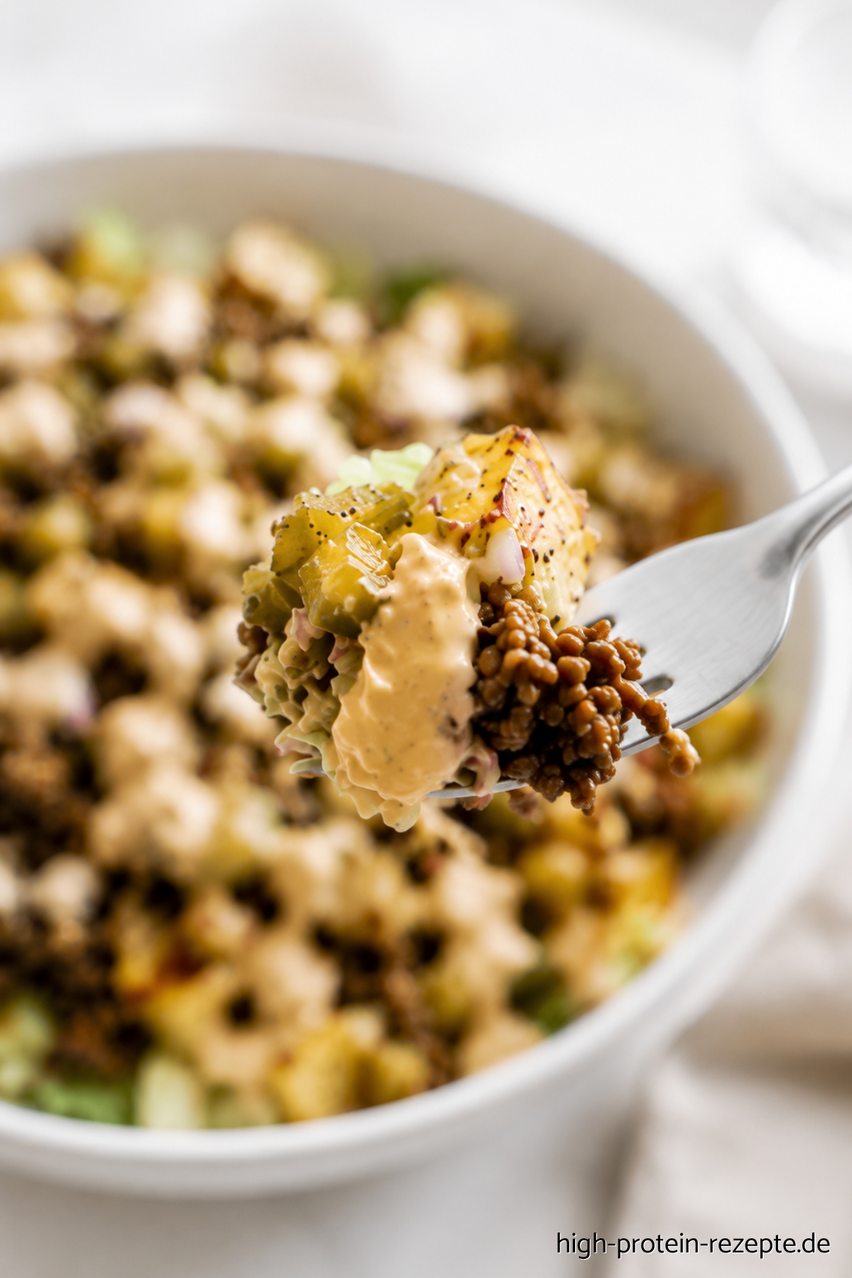Diese Big Mac Bowl schmeckt wie Fast Food, hat aber nur 479 kcal und über 40 g Protein. Perfekt zum Abnehmen ohne Hungern, super sättigend und schnell gemacht.